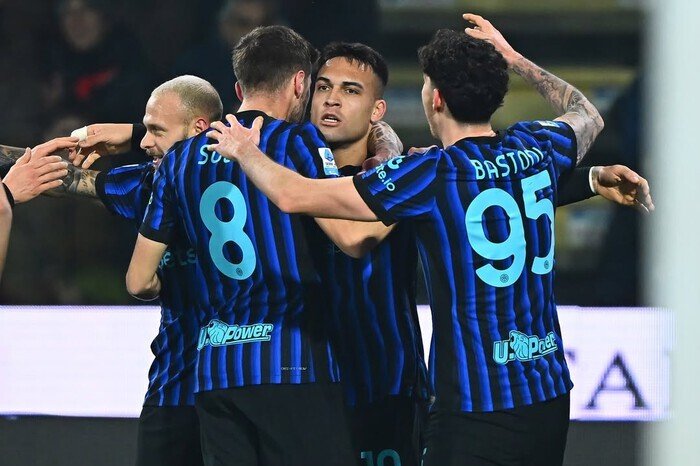 Inter Milan terus melaju mantap di puncak klasemen Serie A usai menundukkan Cremonese 2-0 di Stadion Giovanni Zini.