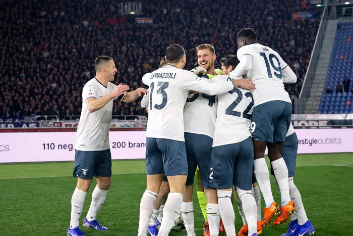 Lazio memastikan tiket ke semifinal Coppa Italia 2026 setelah menyingkirkan Bologna lewat adu penalti yang menegangkan di Stadion Renato Dall’Ara, Bologna.