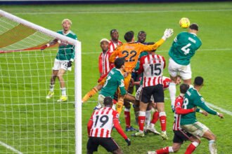 Bek Liverpool Virgil van Dijk menuntaskan umpan sepak pojok Mohamed Salah dengan sundulan mematikan yang memastikan kemenangan 1-0 atas Sunderland di Stadion of Light