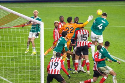 Bek Liverpool Virgil van Dijk menuntaskan umpan sepak pojok Mohamed Salah dengan sundulan mematikan yang memastikan kemenangan 1-0 atas Sunderland di Stadion of Light