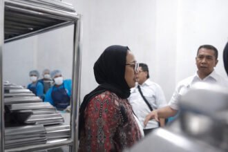 Wakil Kepala BGN Nanik Sudaryati Deyang sidak dapur SPPG Trenggalek Pogalan, Dusun Duwet, Desa Ngetal, Kecamatan Pogalan, Kabupaten Trenggalek, Jawa Timur, Kamis (12/2/2026). (Foto: Istimewa)