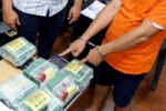 Polisi menunjukkan barang bukti sabu seberat 8 kilogram yang disamarkan dalam kemasan Bika Ambon setelah menggagalkan upaya penyelundupan di Rantau Prapat, Labuhanbatu.
