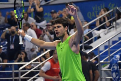 Alcaraz terus menunjukkan dominasi tenis dunia dengan kemenangan dramatis di Doha.