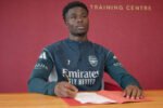 Bukayo Saka menandatangani kontrak anyar bersama Arsenal hingga tahun 2032 di London, Kamis (19/2/2026).