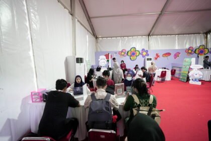 Pengunjung memanfaatkan layanan Cek Kesehatan Gratis di sela kemeriahan Imlek Festival 2577 di Lapangan Banteng, Jakarta.