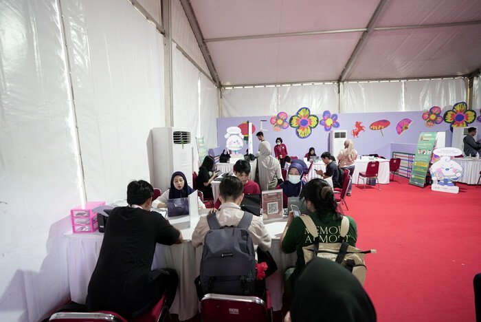 Pengunjung memanfaatkan layanan Cek Kesehatan Gratis di sela kemeriahan Imlek Festival 2577 di Lapangan Banteng, Jakarta.