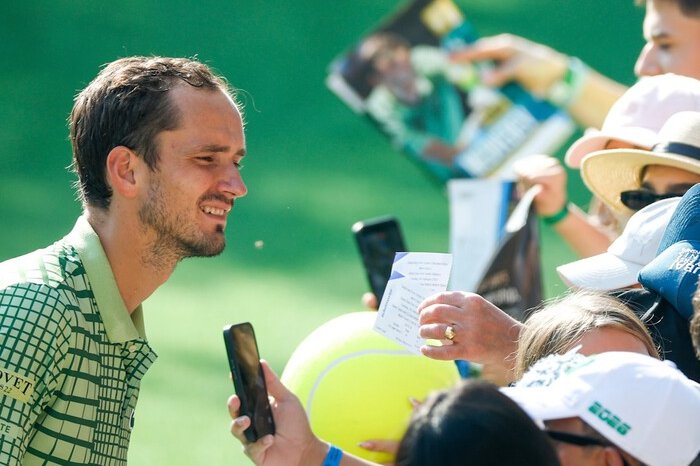 Medvedev tampil dominan di Dubai! Petenis Rusia itu menyingkirkan Wawrinka 6-2, 6-3 dan melaju ke perempat final Dubai Championships 2026.