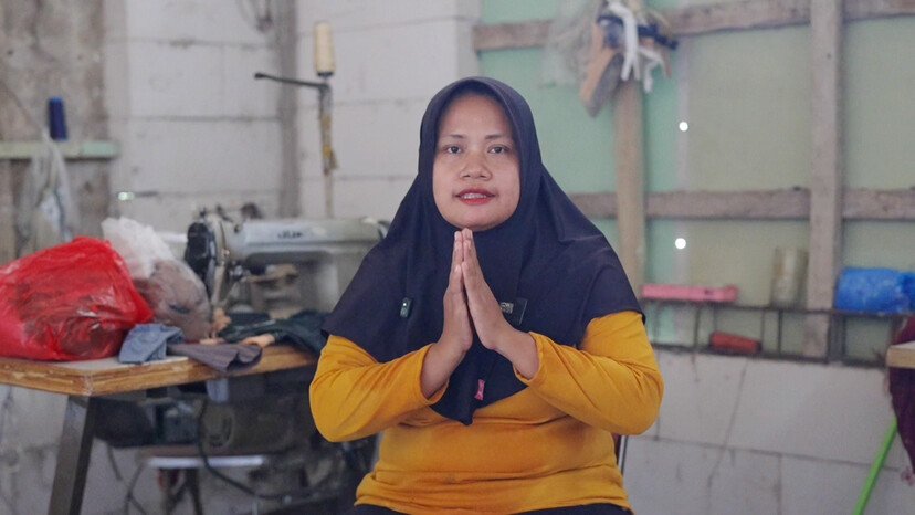 Kisah inspiratif ibu tiga anak Nur Alisa kini mampu mencicil utang dan membiayai sekolah anak berkat bekerja di Dapur MBG Sukoharjo.