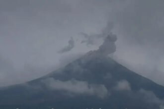 Erupsi Gunung Semeru Sabtu pagi meluncurkan awan panas sejauh 6 kilometer ke arah Besuk Kobokan.