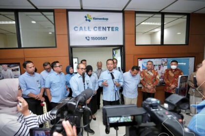 Menteri Koperasi Ferry Juliantono saat meresmikan Call Center Kopdes Merah Putih di Gedung Kemenkop, Jakarta. (Foto: Kemenkop)