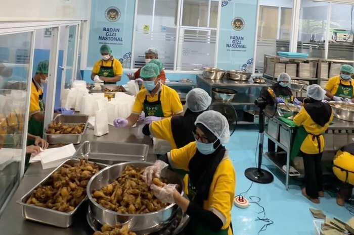 Petugas SPPG Bener Purworejo menyiapkan menu Jenang Pati Kirut dan Paha Ayam Goreng Kremes di dapur MBG untuk distribusi Ramadan 2026.