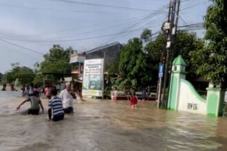 Gelombang hujan intens mengguyur sejumlah wilayah di Jawa Tengah, memicu banjir dan tanah longsor. BNPB menegaskan pentingnya kesiapsiagaan masyarakat menghadapi ancaman bencana hidrometeorologi yang masih tinggi.
