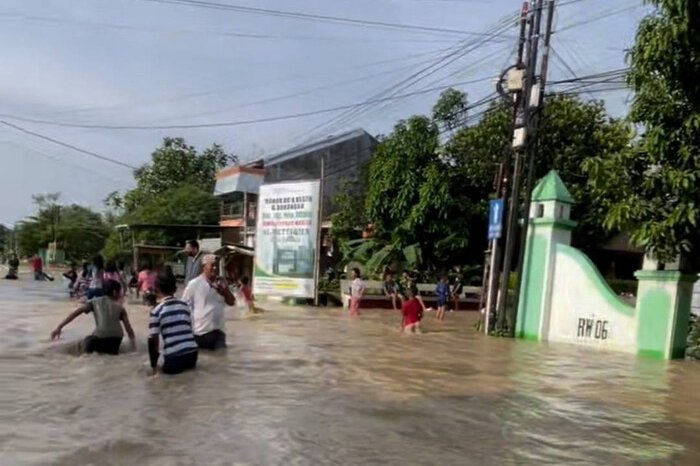 Gelombang hujan intens mengguyur sejumlah wilayah di Jawa Tengah, memicu banjir dan tanah longsor. BNPB menegaskan pentingnya kesiapsiagaan masyarakat menghadapi ancaman bencana hidrometeorologi yang masih tinggi.