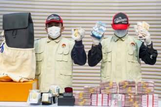 KPK resmi menahan pemilik PT Blueray Cargo, Jhon Field, setelah menyerahkan diri usai melarikan diri dari operasi tangkap tangan pekan lalu.