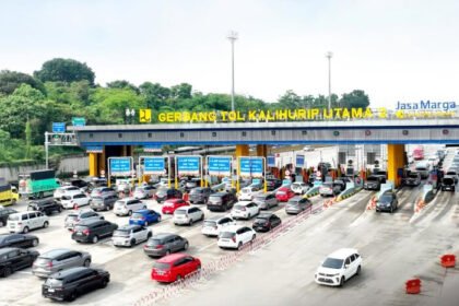 Volume kendaraan meningkat signifikan di Tol Jakarta–Cikampek selama libur Tahun Baru Imlek.