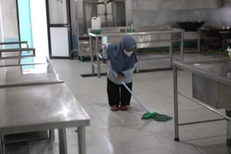 Latifah Kurniawati, pekerja penyandang disabilitas di dapur MBG Sukoharjo, menemukan harapan dan kemandirian lewat pekerjaan tetap di SPPG Polokarto.