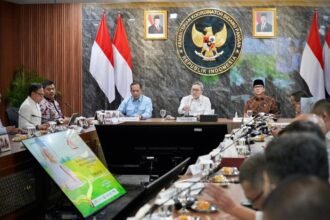 Menteri Koperasi Ferry Juliantono bersama Menko Bidang Pangan Zulkifli Hasan saat mengikuti rapat terbatas di Jakarta membahas percepatan pembangunan Kopdes Merah Putih.