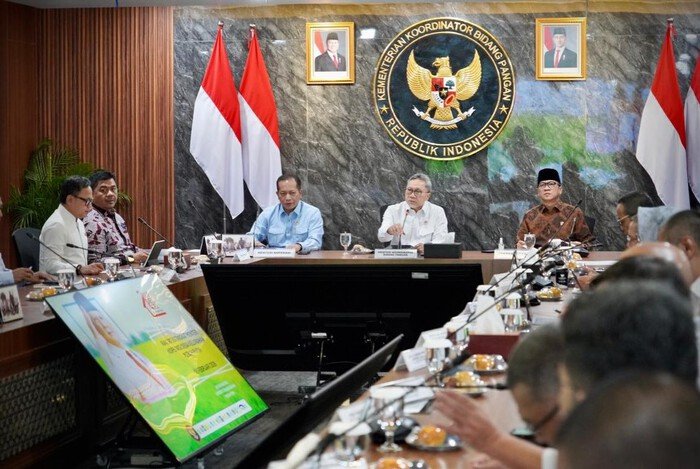 Menteri Koperasi Ferry Juliantono bersama Menko Bidang Pangan Zulkifli Hasan saat mengikuti rapat terbatas di Jakarta membahas percepatan pembangunan Kopdes Merah Putih.