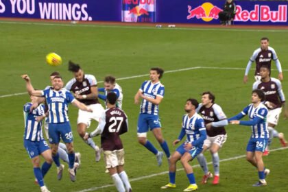 Aston Villa terus menekan puncak klasemen Premier League usai menang atas Brighton.