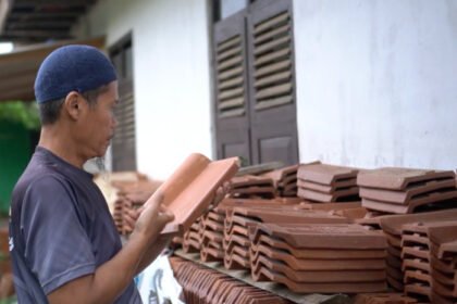 Program gentengnisasi Prabowo disambut positif UMKM Jabar karena dinilai mampu mendorong kebangkitan ekonomi kerakyatan berbasis produksi genteng lokal.