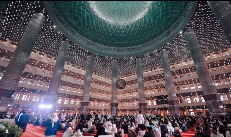 Suasana Masjid Istiqlal Jakarta yang bersiap menyambut Ramadan 1447 H dengan fasilitas parkir bawah tanah dua lantai.