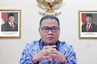 Warga bersiap menukar uang baru menjelang Lebaran di salah satu mobil kas keliling Bank Indonesia.