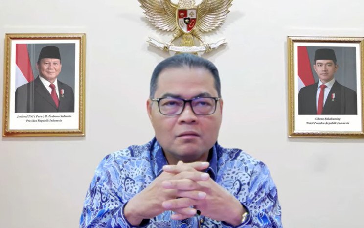 Warga bersiap menukar uang baru menjelang Lebaran di salah satu mobil kas keliling Bank Indonesia.