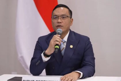 Simon Aloysius Mantiri berbicara dalam konferensi pers di Washington, Jumat (20/2/2026) pagi waktu setempat.