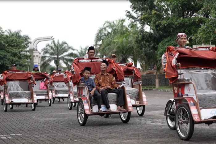 Tak Lagi Mengayuh, Kini Lansia di Kediri Melaju dengan Becak Listrik Bantuan Presiden Prabowo 2 Tak Lagi Mengayuh, Kini Lansia di Kediri Melaju dengan Becak Listrik Bantuan Presiden Prabowo