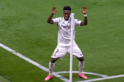 Real Madrid mengamankan tiket 16 besar Liga Champions 2025/2026 setelah mengalahkan Benfica 2-1 di Santiago Bernabeu dan unggul agregat 3-1, dengan Vinicius Junior menjadi penentu kemenangan.