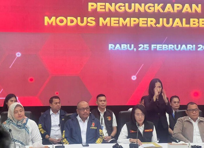 Pengungkapan jaringan nasional perdagangan bayi oleh Bareskrim Polri mengungkap praktik adopsi ilegal bermodus dokumen palsu dengan 12 tersangka dan tujuh bayi berhasil diselamatkan.