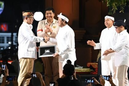 Sugiono menyerahkan KTA Gerindra kepada Bupati Sumedang Dony Ahmad Munir di alun-alun Sumedang, Jumat malam (13/02/2025).