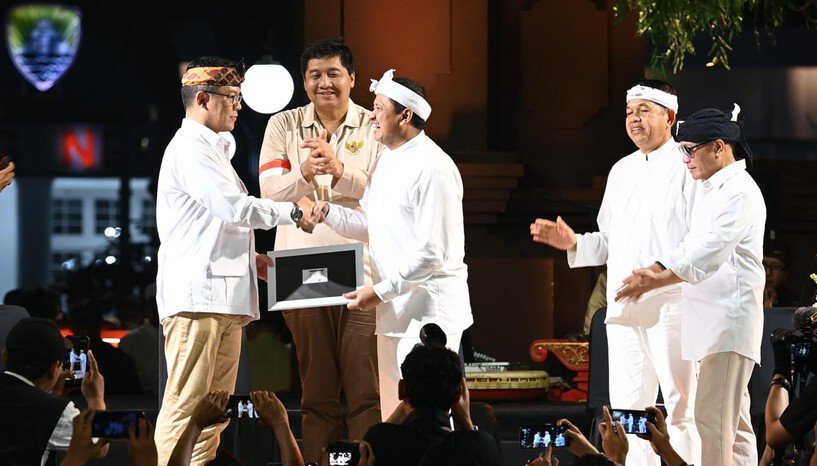 Sugiono menyerahkan KTA Gerindra kepada Bupati Sumedang Dony Ahmad Munir di alun-alun Sumedang, Jumat malam (13/02/2025).