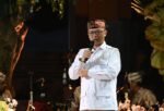 Bupati Sumedang Dony Ahmad Munir resmi menerima KTA Gerindra dari Sekjen Sugiono di Alun-Alun Sumedang, Jumat malam (13/02/2026).