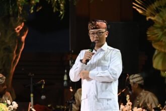 Bupati Sumedang Dony Ahmad Munir resmi menerima KTA Gerindra dari Sekjen Sugiono di Alun-Alun Sumedang, Jumat malam (13/02/2026).