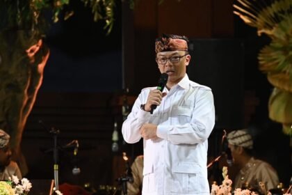 Bupati Sumedang Dony Ahmad Munir resmi menerima KTA Gerindra dari Sekjen Sugiono di Alun-Alun Sumedang, Jumat malam (13/02/2026).