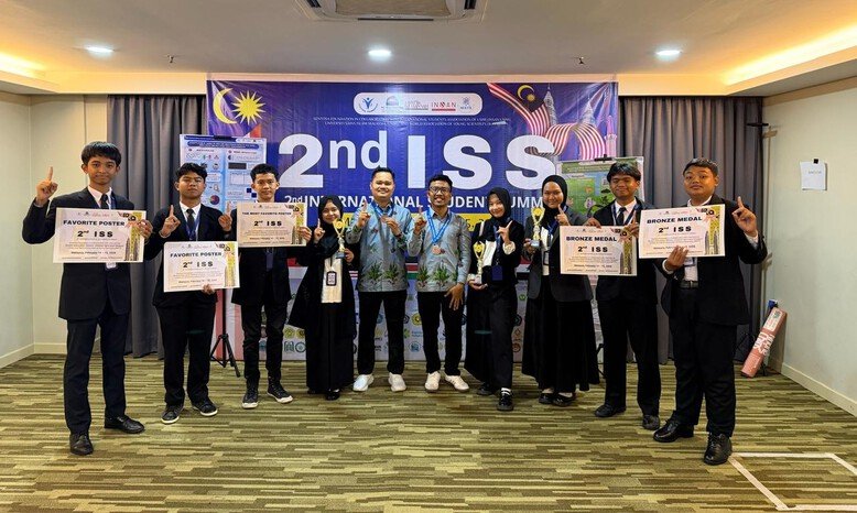 Prestasi Global: Dua siswa MAN 1 Inhil, Nayla Sheril Fawazzah dan Muhammad Reza Umary, tampil gemilang di ajang ISS 2nd Edition Malaysia dengan inovasi pangan dan teknologi berbasis AI.