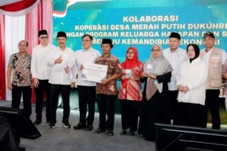 Program kemitraan sosial-ekonomi Kemensos dan Koperasi Merah Putih dorong 70 KPM beralih dari penerima bansos menjadi pelaku usaha ayam petelur mandiri di Purworejo.