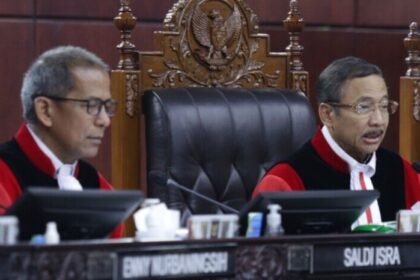 Mahkamah Konstitusi menolak uji materi UU Pilkada terkait pergantian kepala daerah dan menegaskan aturan tetap berlaku nasional.