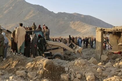 Perang terbuka Pakistan vs Taliban Afghanistan pecah setelah serangan lintas batas dan balasan udara ke Kabul serta Kandahar, memperparah krisis keamanan kawasan dan menimbulkan puluhan korban.