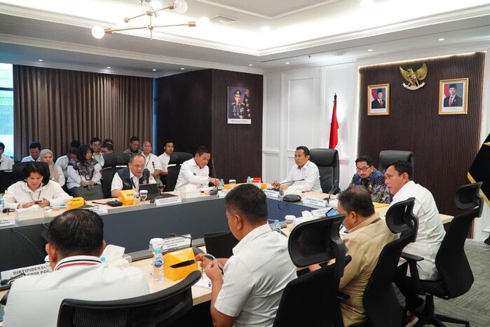 Petugas Satgas Saber Pangan melakukan inspeksi mendadak di gudang distributor untuk memastikan stok, harga, dan kualitas bahan pokok tetap sesuai aturan.