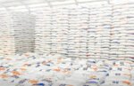 Lonjakan produksi beras nasional mendorong stok Bulog diproyeksi tembus 6 juta ton dalam tiga bulan ke depan.