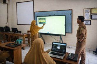 Distribusi 280.000 TV digital ke sekolah mempercepat digitalisasi pembelajaran dan pemerataan akses pendidikan nasional.