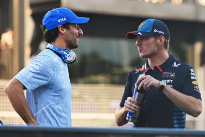 Ricciardo Puji Tangan Lembut Verstappen di Serah Terima Nomor 3 Penuh Canda