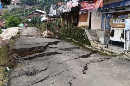 Desa Padasari Lumpuh Diterjang Tanah Bergerak, 2.460 Warga Mengungsi, 413 Rumah Hancur