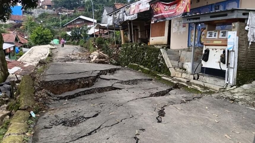 Desa Padasari Lumpuh Diterjang Tanah Bergerak, 2.460 Warga Mengungsi, 413 Rumah Hancur