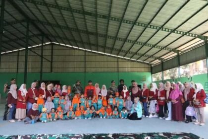 Siswa TK Baitunnafis Kutorejo tampak antusias mengenal profesi TNI saat kunjungan edukatif ke Batalyon Infanteri 503 Kostrad di Mojokerto.