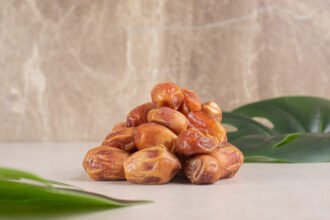 Jangan Tertipu Kilapnya, 6 Cara Sederhana Bedakan Kurma Alami dan Kurma Pemanis Buatan