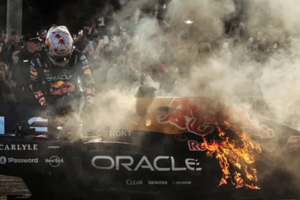 Momen Yuki Tsunoda Tetap Kalem Meski Mobil Red Bull-nya Terbakar di Depan Ribuan Penonton