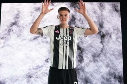 Emil Holm saat diperkenalkan sebagai pemain anyar Juventus di Allianz Stadium, Turin.